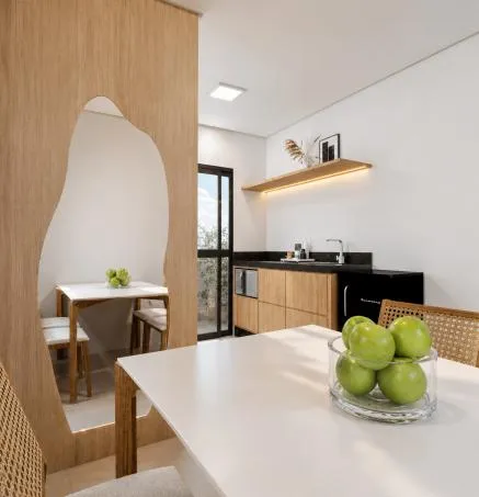 Cozinha com mesa de refeições